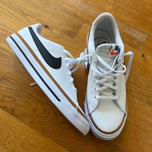 Nike Court Legacy